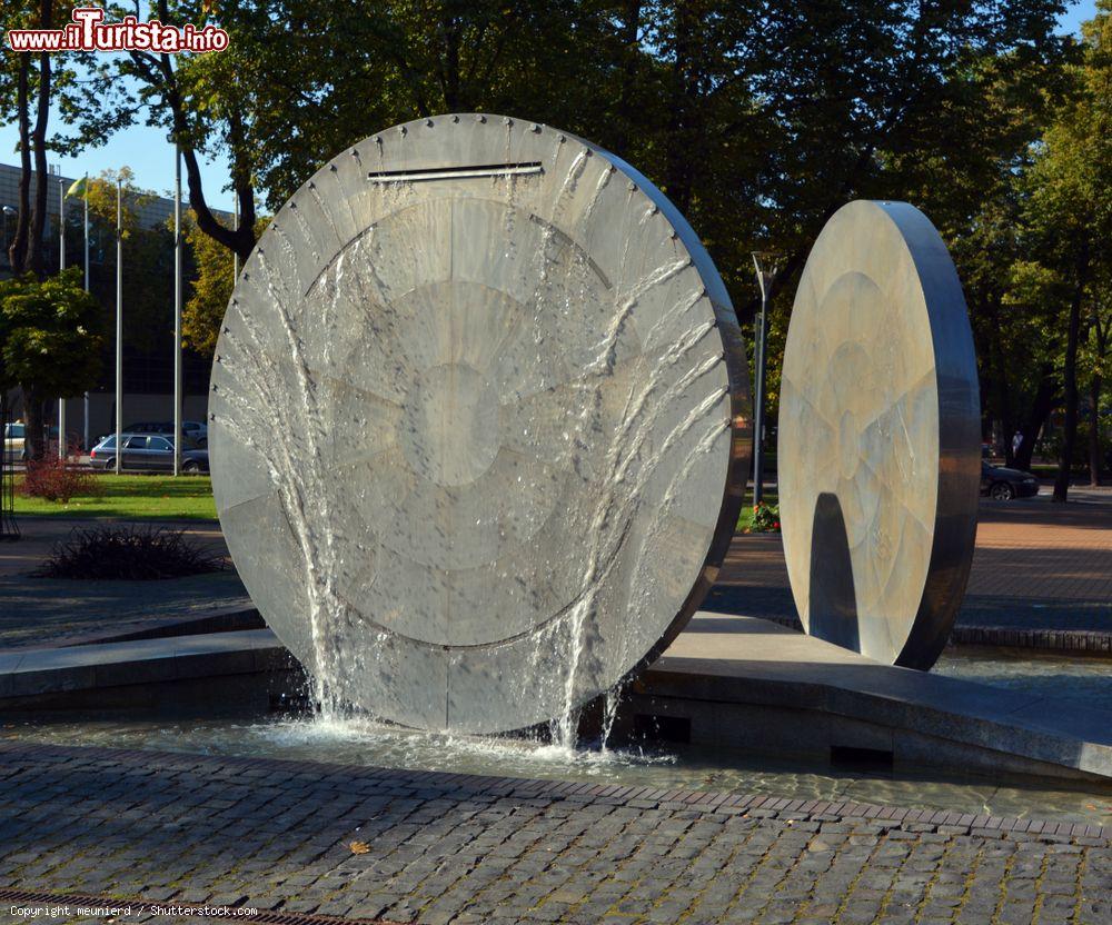 Immagine La fontana dei "Dischi Solari" a Siauliai, Lituania. E' stata realizzata per festeggiare i 770 anni di fondazione della città: si trova in Piazza della Resurrezione di fronte al Palazzo Municipale - © meunierd / Shutterstock.com