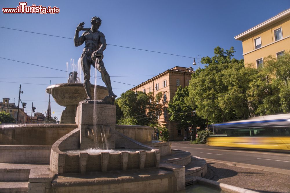 Immagine La Fontana dei Due Fiumi a Modena, Emilia-Romagna. Le due figure, una femminile ed una maschile, simboleggiano rispettivamente il fiume Secchia e il fiume Panaro. I getti d'acqua sono orientati ognuno verso il rispettivo alveo.  L'opera è dello scultore modenese Giuseppe Graziosi e fu attivata il 25 luglio 1938 in occasione dell'entrata in funzione del nuovo acquedotto cittadino.