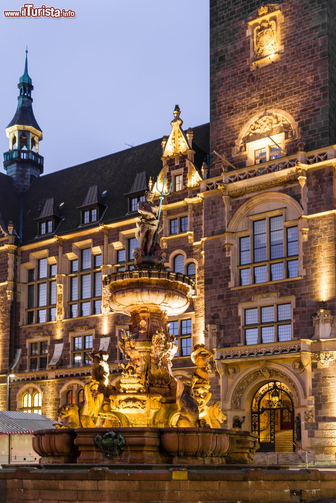 Immagine La fontana del Giubileo nel centro di Wuppertal illuminata di sera, Germania. Sulla sommità si trova la statua del dio del mare Nettuno.