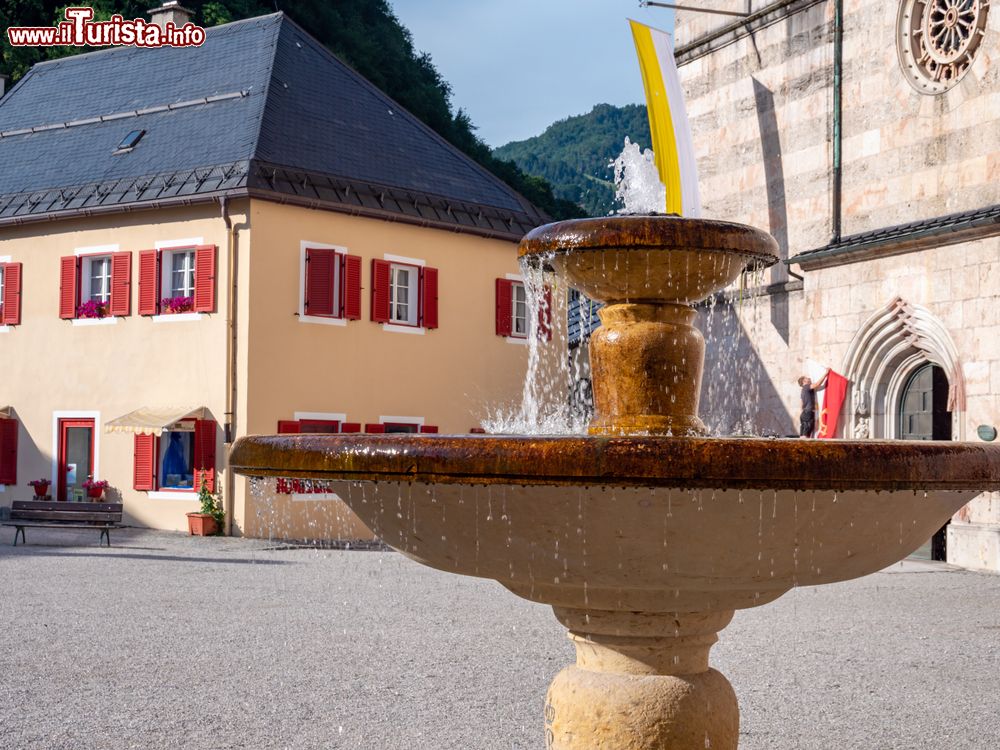 Immagine La fontana del Principe Ereditario Rupprecht nel villaggio di Berchtesgaden, Baviera, Germania.
