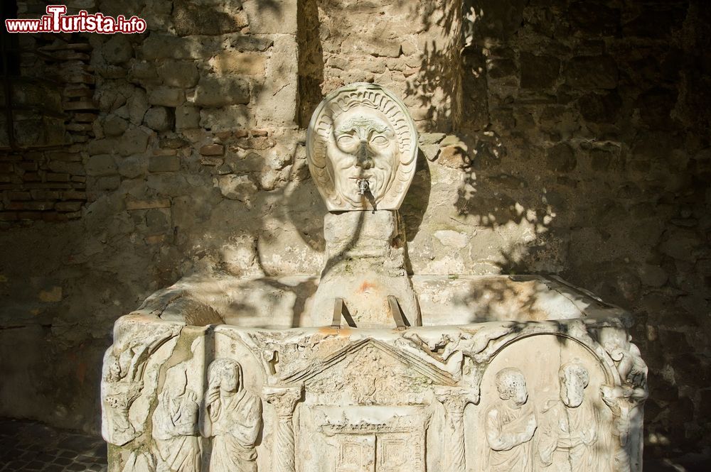 Immagine La Fontana del Sarcofago del III secolo prima di Cristo a Lanuvio, Castelli Romani (Lazio)