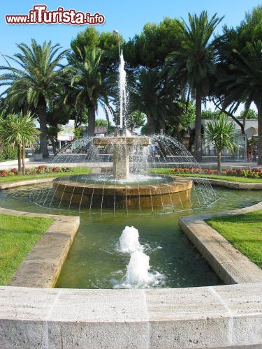 Immagine La bella fontana della Rotonda Nilo ad Alba Adriatica,  la città costiera dell'Abruzzo famosa per la sua lunga spiaggia - © pizzodisevo - Flickr, CC BY-SA 2.0, Wikipedia