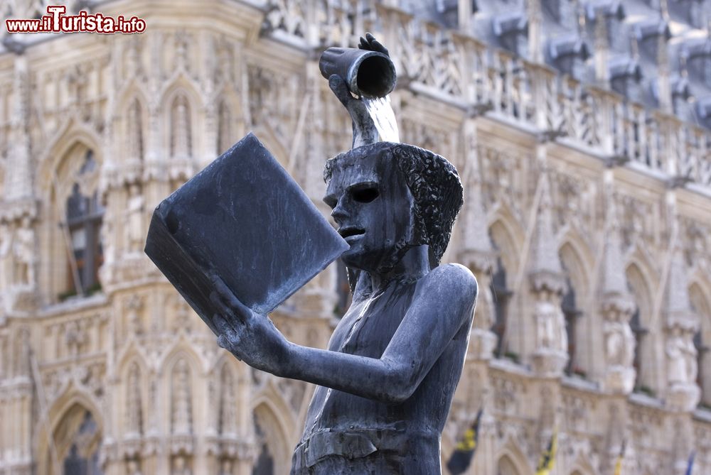 Immagine La fontana della saggezza e della conoscenza all'Università Cattolica di Leuven, Belgio. Sullo sfondo, il Palazzo Municipale.