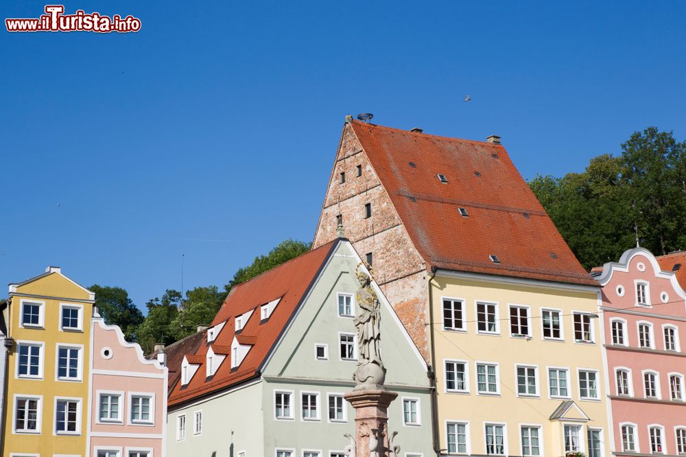 Immagine La fontana della Vergine con le tipiche case sullo sfondo, Landsberg am Lech (Germania).