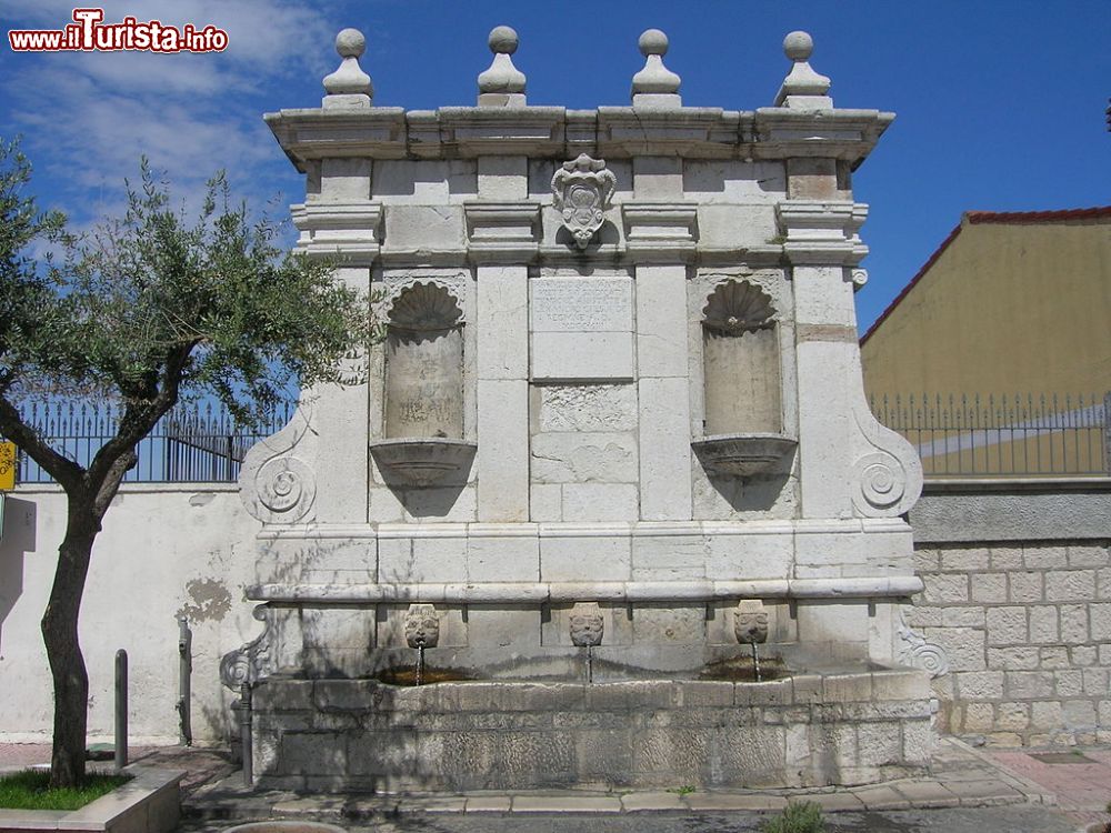 Immagine La Fontana dello Steccato in centro a Barile in Basilicata  - © Generale Lee - CC BY-SA 3.0, Wikipedia