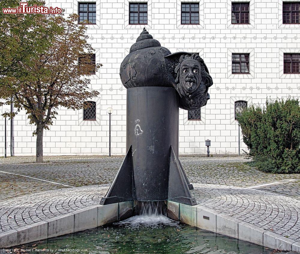 Immagine La fontana di Einstein a Ulm: Albert Einstein nacque ad Ulma nel 1879 - © Mikhail Markovskiy / Shutterstock.com