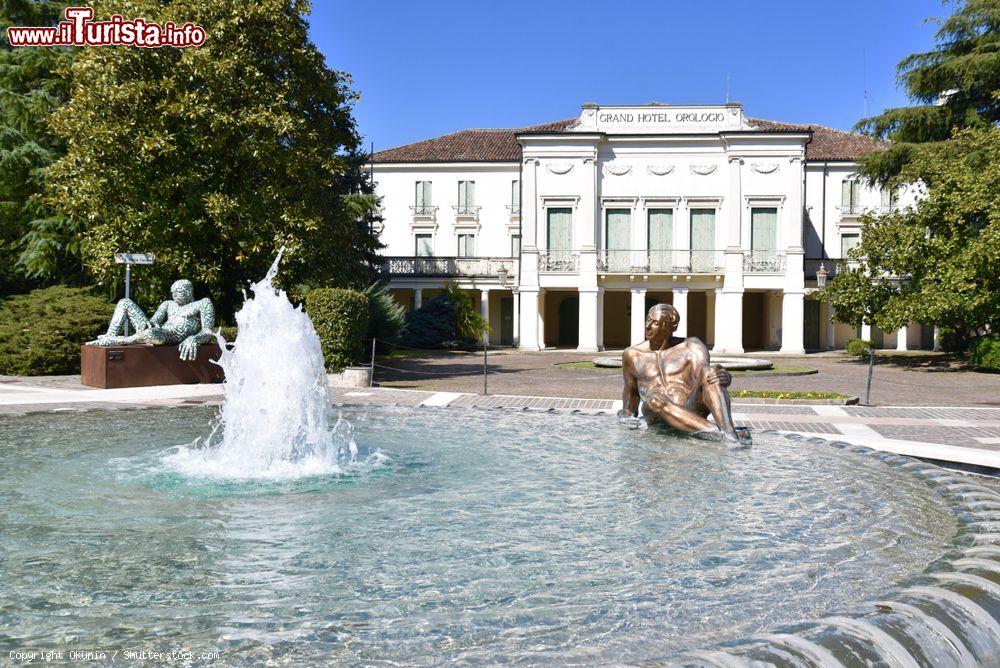 Immagine La fontana di fronte al Grand Hotel Orologio di Abano Terme, Padova (Veneto). Questo lussuoso edificio venne innalzato nel XVIII° secolo dai nobili Dondi dell'Orologio - © Okunin / Shutterstock.com