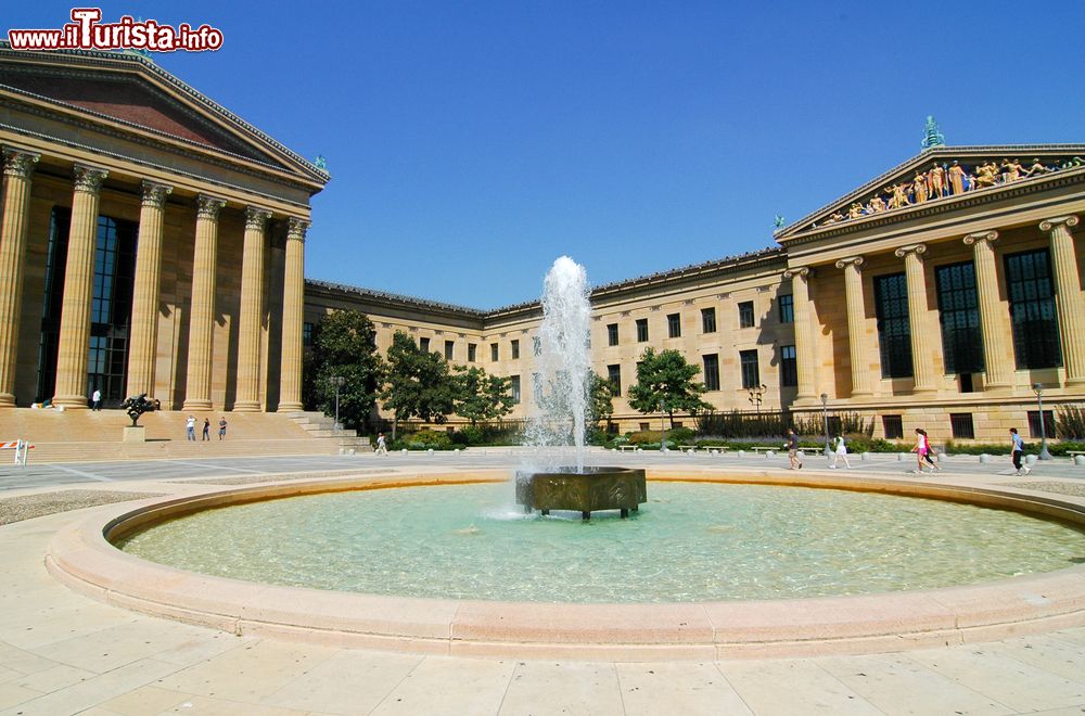 Immagine La fontana di fronte al Museo di Arte di Philadelphia, Pennsylvania (USA). Il centro espone oltre 220 mila oggetti in circa 200 gallerie che raccontano una storia di 2 mila anni.