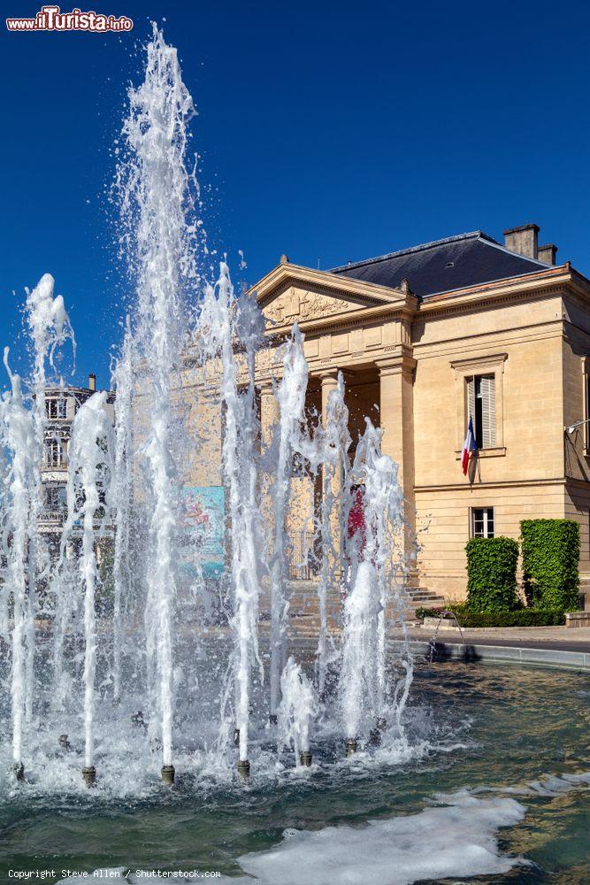 Immagine La fontana di fronte al Palazzo di Giustizia nella cittadina di Bergerac, Francia - © Steve Allen / Shutterstock.com