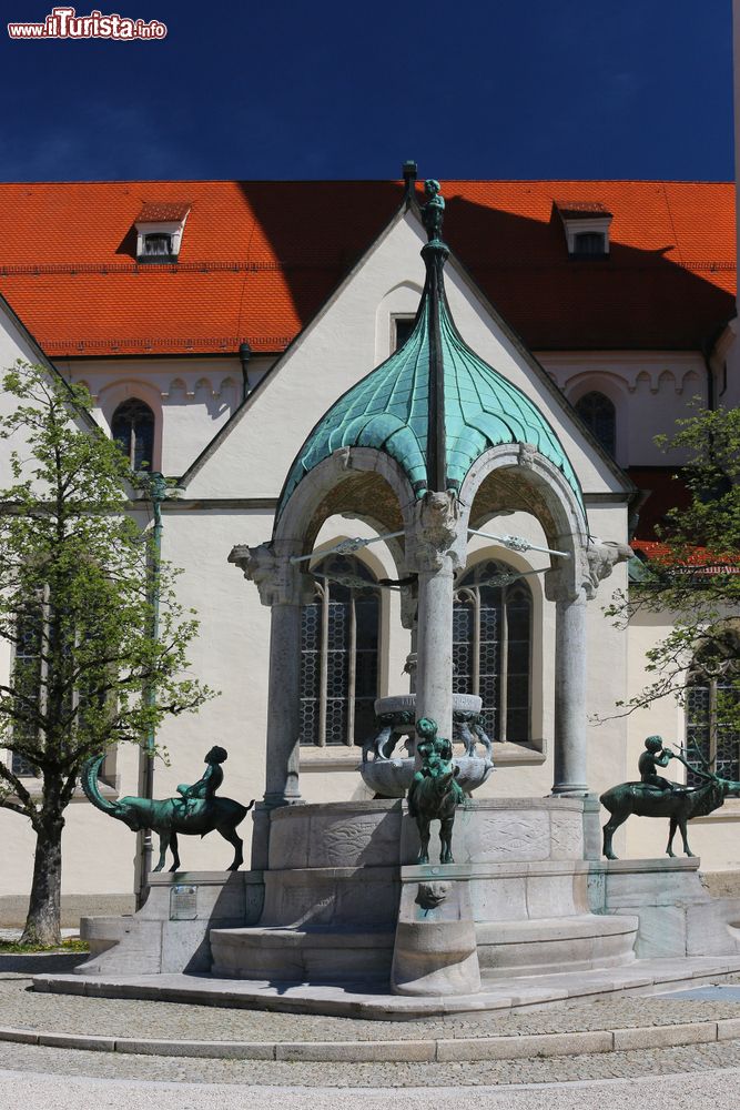 Immagine La fontana di fronte alla chiesa di San Magno a Kempten, Allgau, Germania.