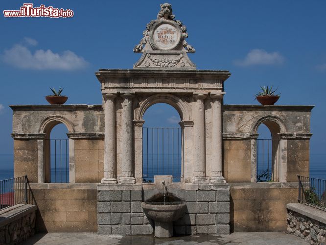 Immagine La Fontana di Garibaldi, si trova nei pressi della Chiesa del Carmine a Bagnara Calabra - © Aldo fiorenza - CC BY-SA 3.0 - Wikipedia