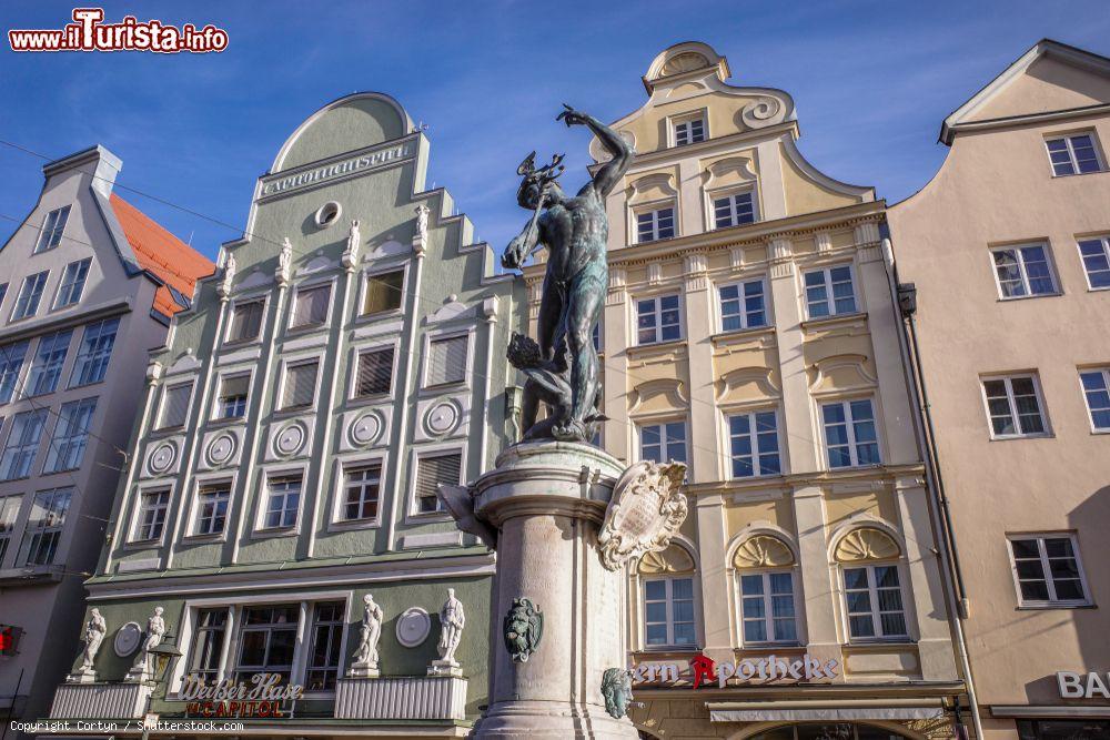 Immagine La fontana di Mercurio nel centro di Augusta, Germania, con antichi edifici sullo sfondo - © Cortyn / Shutterstock.com