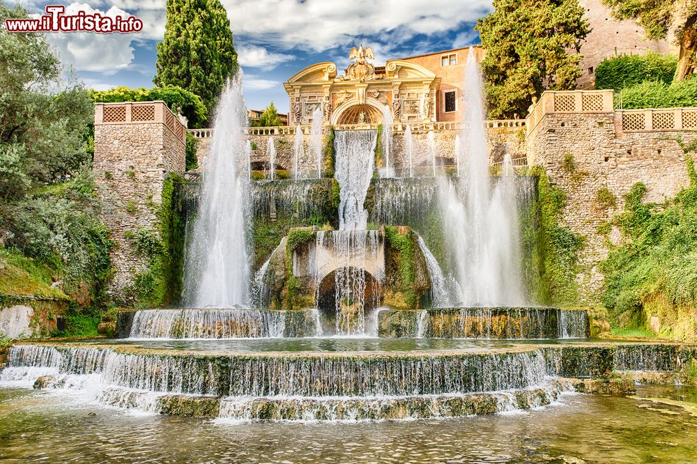 Immagine La Fontana di Nettuno a Villa d'Este, Tivoli, Lazio. E' la fontana più imponente e scenografica della villa grazie alla grande quantità di acqua e i potenti zampilli. Venne realizzata nel 1927 da Attilio Rossi con la collaborazione di Emo Salvati.