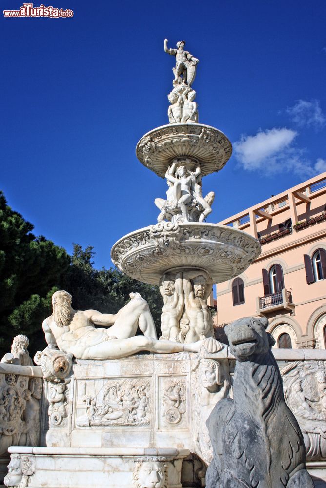 Immagine La fontana di Orione vicino al duomo di Messina, Sicilia. Realizzata in marmo, fu voluta dal senato a scopo celebrativo per fissare nella memoria la costruzione del primo acquedotto cittadino che sfruttava le acque dei torrenti Camaro e Bordonaro.