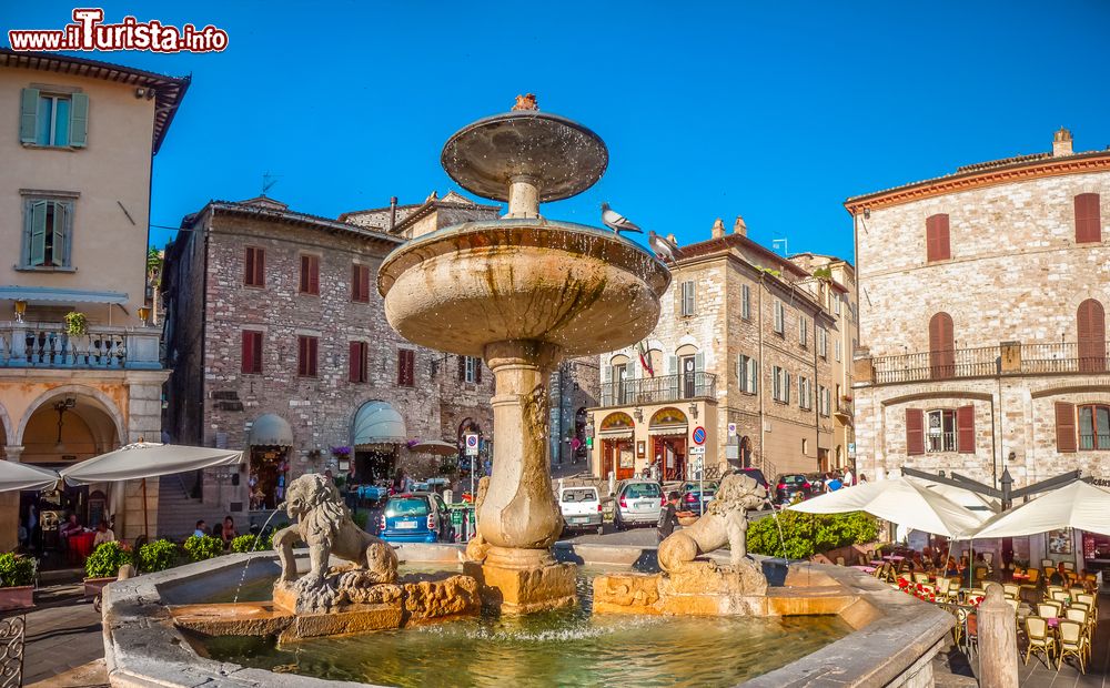 Immagine La fontana di Piazza del Comune in centro ad Assisi, provincia di Perugia, Umbria