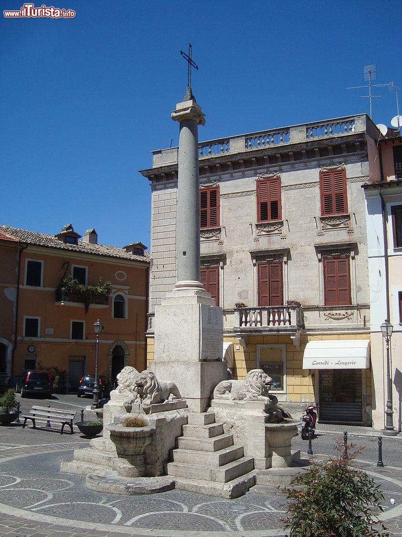 Immagine La fontana con quattro Leoni in Piazza del Popolo a Monterotondo nel Lazio - © LPLT, CC BY-SA 3.0, Wikipedia