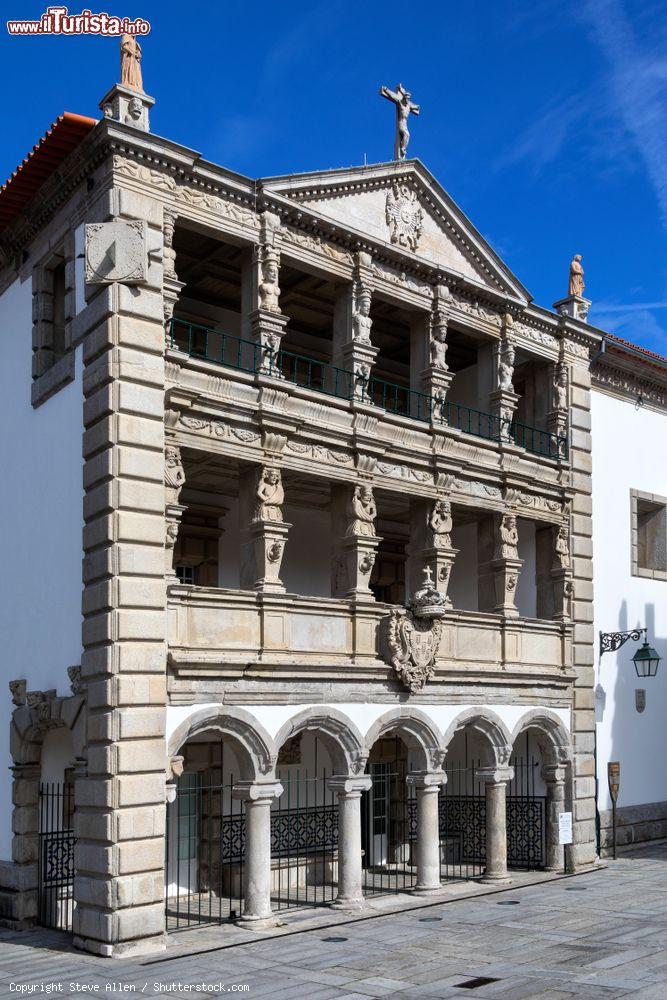 Immagine La fontana di Piazza della Repubblica e la Casa di Misericordia a Viana do Castelo, Portogallo - © Steve Allen / Shutterstock.com