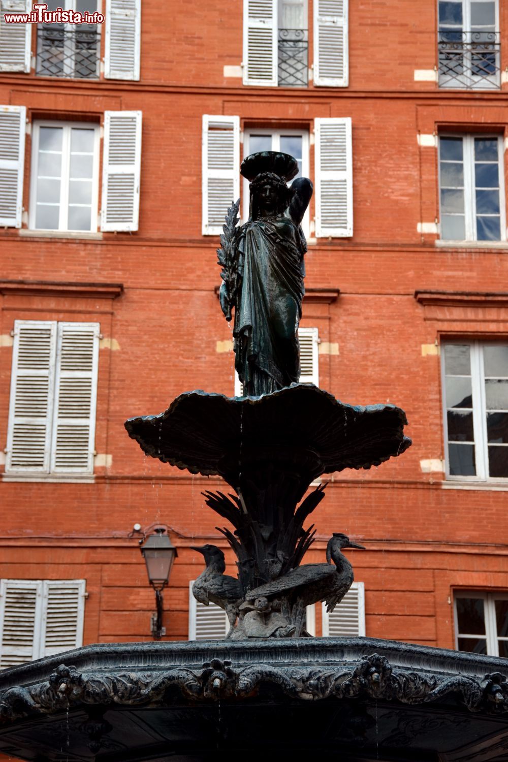 Immagine La fontana di Place Roger Salengro nel centro storico di Toulouse (Occitania, Francia).
