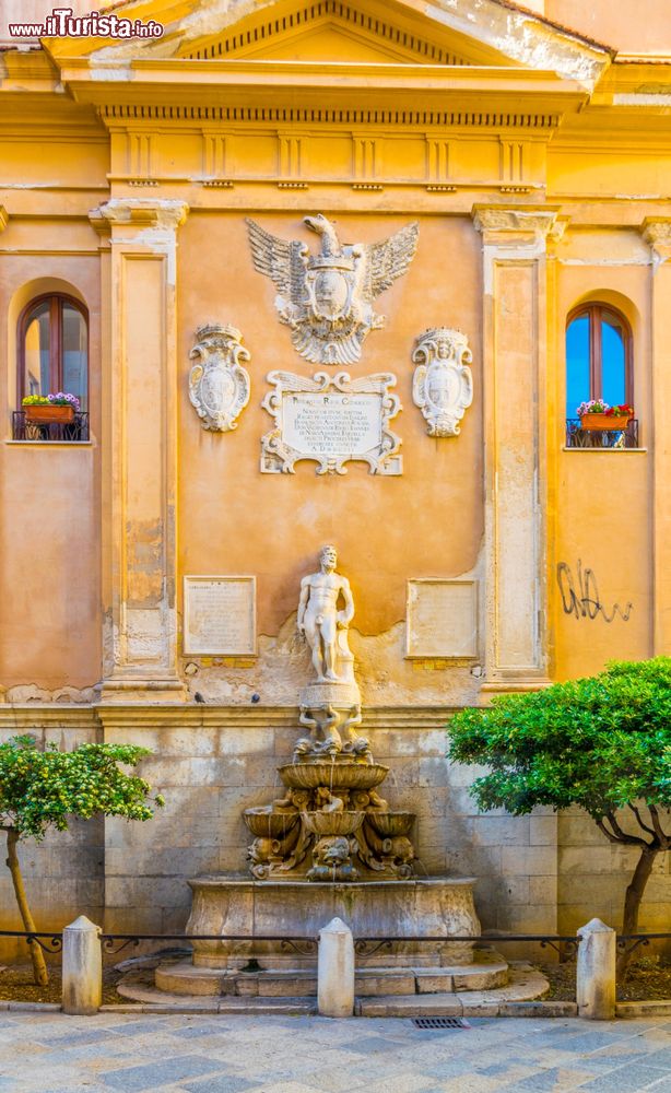 Immagine La fontana di Saturno in centro a Napoli in Sicilia