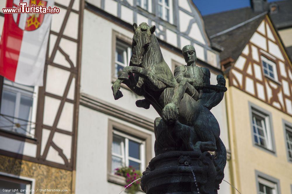 Immagine La fontana di St. Martin nel centro storico di Cochem (Germania) - foto © gary yim / Shutterstock.com