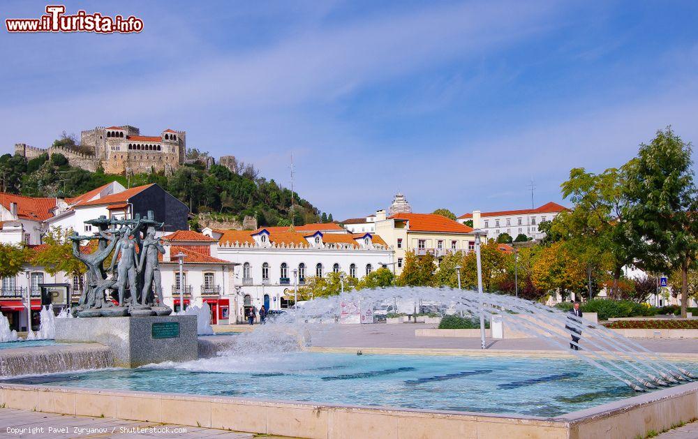 Immagine La fontana "Fonte Luminosa" nella piazza di Leiria (Portogallo) con una scultura e il castello sullo sfondo. E' una delle cittadine più visitate dai turisti di tutt'Europa - © Pavel Zyryanov / Shutterstock.com
