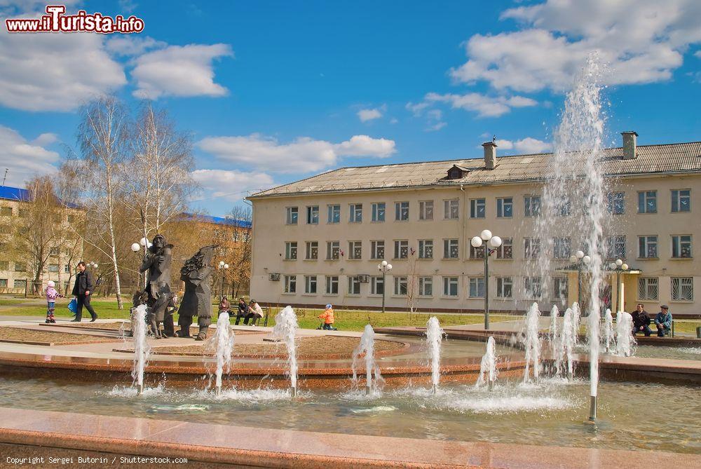 Immagine La fontana in piazza Robinson Crusoe a Tobolsk, Russia. Di particolare interesse sono le sculture di Robinson e di Venerdì - © Sergei Butorin / Shutterstock.com