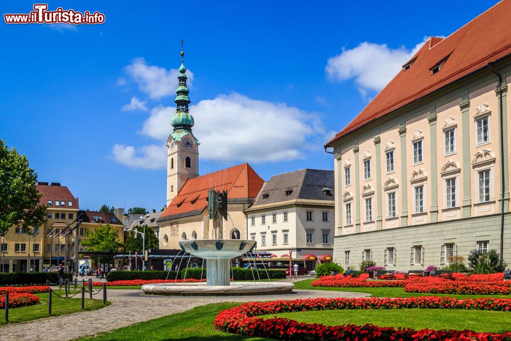 Immagine La fontana Kiki-Kogelnikbrunnen di fronte al Landhaus a Klagenfurt (Austria). Dal 1997 questa particolare fontana realizzata dall'artista di Pop Art Kiki Kogelnik si trova davanti al Palazzo della Dieta Regionale.