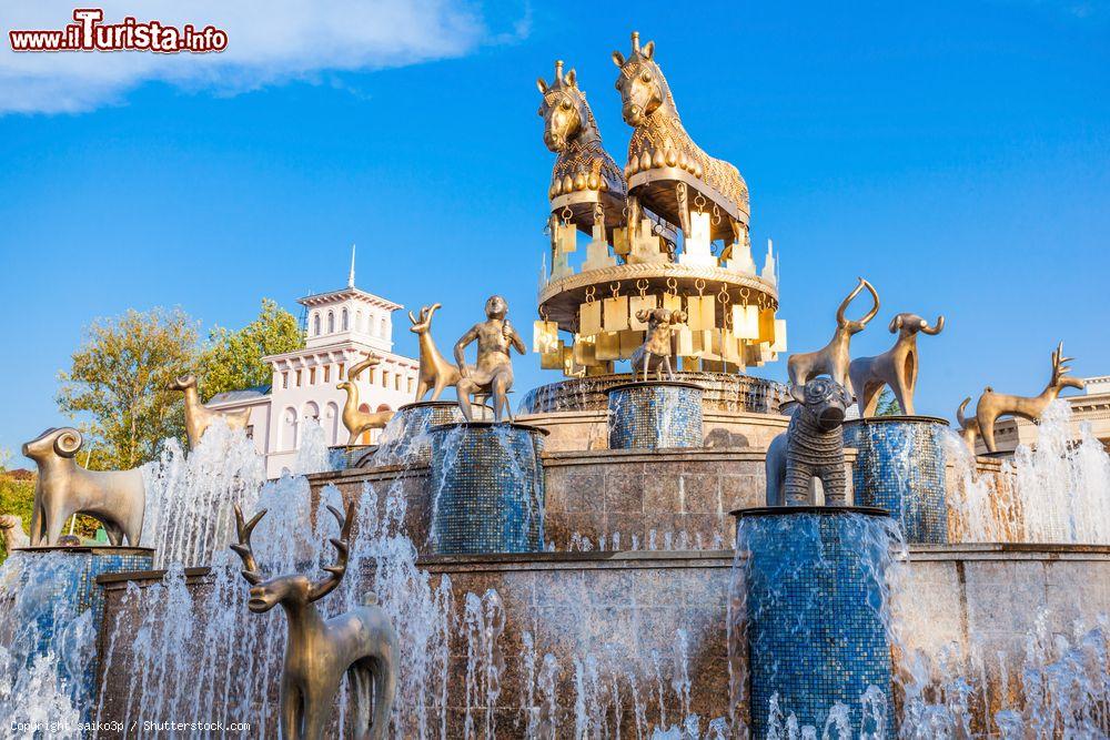 Immagine La fontana Kolkhida nel centro di Kutaisi, Georgia. Si trova in piazza Agmashenebeli, di fronte al teatro Lado Meskhishvili. E' un monumento celebrativo voluto dallo stato georgiano per celebrare la Colchide, antica regione della Georgia - © saiko3p / Shutterstock.com