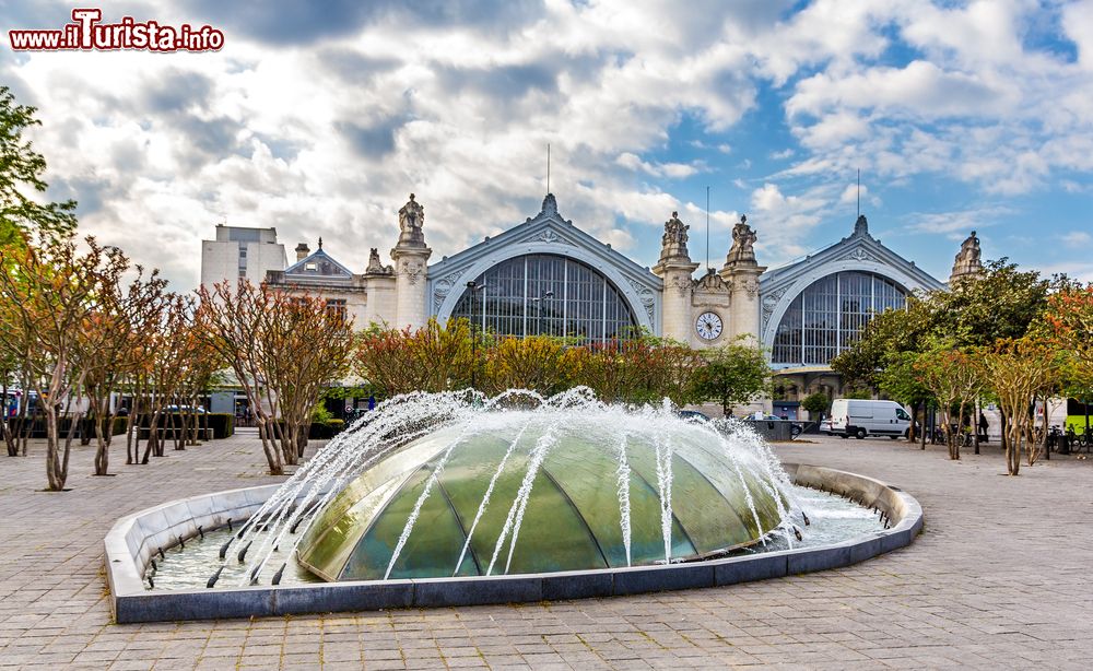 Immagine La fontana nel piazzale di fronte alla stazione ferroviaria di Tours, Francia.