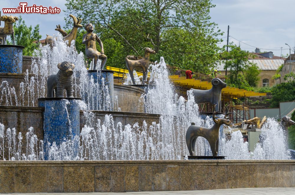 Immagine La fontana nella piazza centrale di Kutaisi, Georgia. Ad abbellirla vi sono statue in bronzo di animali. E' una delle principali attrazioni turistiche della città, capitale della regione occidentale dell'Imerezia.