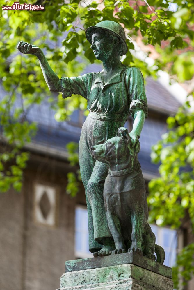 Immagine La fontana Schaefer in bronzo nel centro di Quedlinburg, Germania.