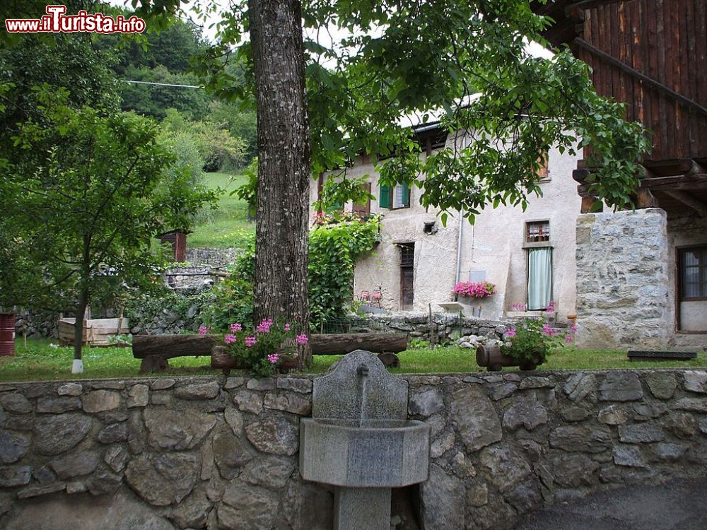 Immagine La fontanella di Irone visita al borgo del Trentino abbandonato dopo la peste del Manzoni del 1630 - © giannip46, CC BY-SA 3.0, Wikipedia