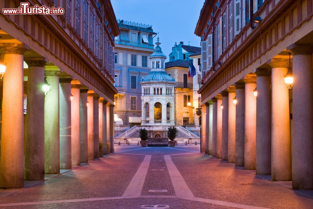 Immagine La fonte "la Bollente" nel centro di Aqui Terme, Piemonte. Simbolo della cittadina, questa fonte è anche una delle principali attrattive del luogo. Si presenta come una specie di basso tempio a forma ottagonale con al centro una sorgente di acqua salso-bromo-iodica che sgorga in modo naturale alla temperatura di 74° C.