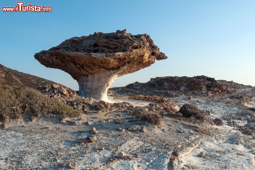 Immagine La formazione rocciosa Skiadi sull'isola di Kimolos, Grecia. Questo enorme monumento naturale di pietra si trova nel bel mezzo di un altopiano brullo.