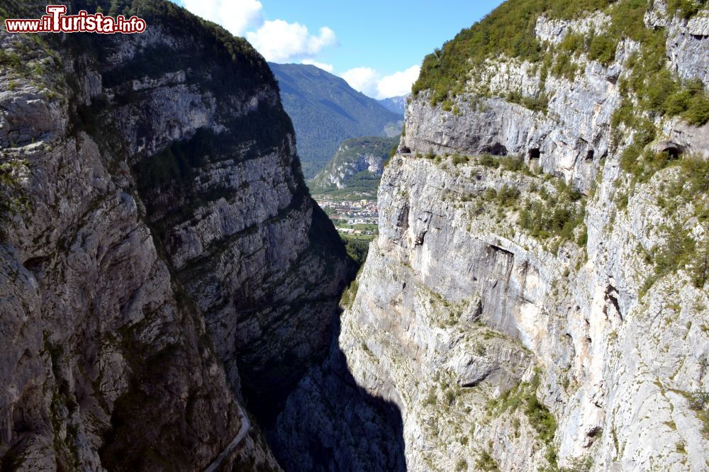 Immagine La Forra del vajont e  sullo sfondo Longarone nella valle del Piave