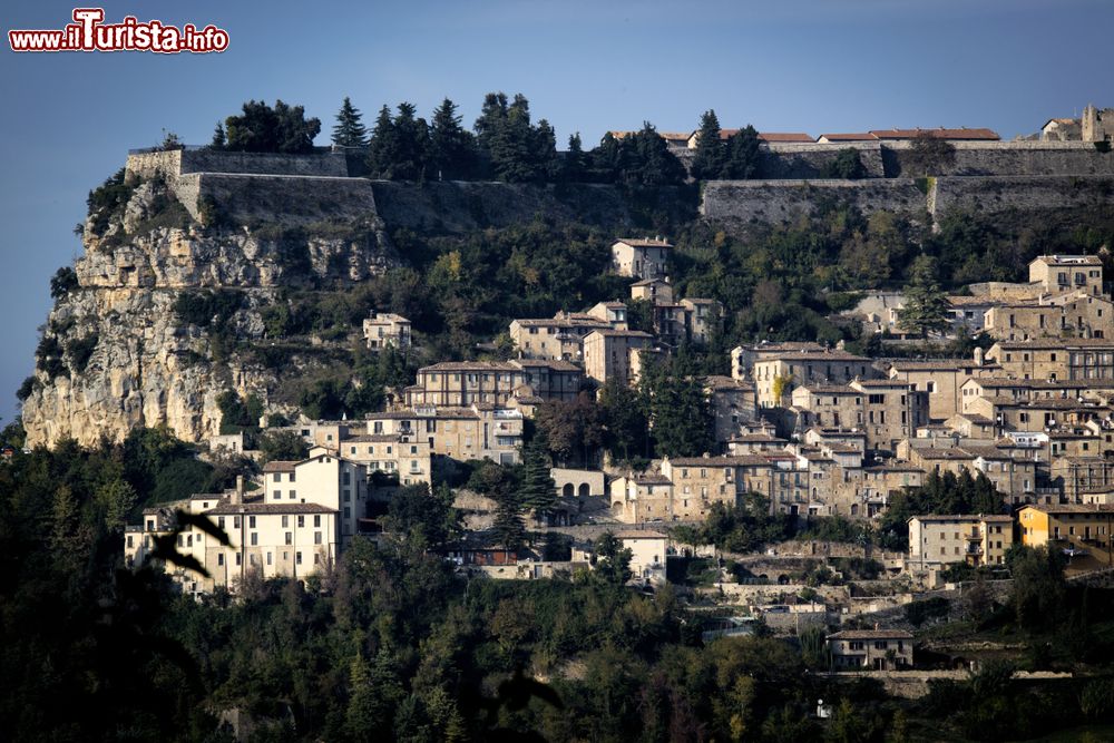 Immagine La Fortezza che domina il borgo di Civitella del Tronto in Abruzzo, provincia di Teramo.