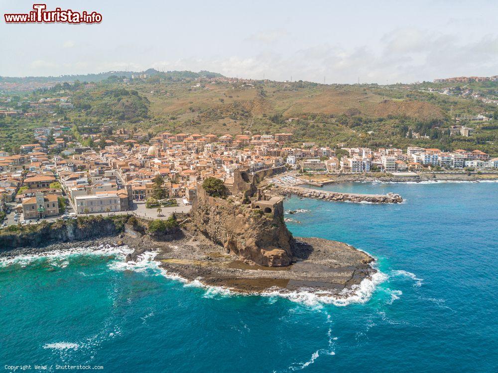 Immagine La fortezza costiera di Aci Castello sulla costa orientale della Sicilia - © Wead / Shutterstock.com