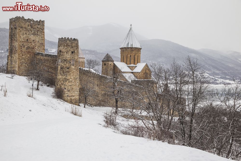 Immagine La fortezza di Ananuri in inverno: siamo nel Caucaso della Georgia.