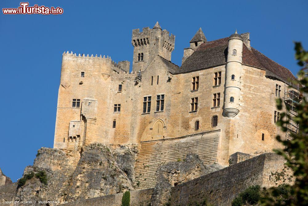Immagine La fortezza di Beynac su uno sperone roccioso a Beynac-et-Cazenac (Francia) - © wjarek / Shutterstock.com