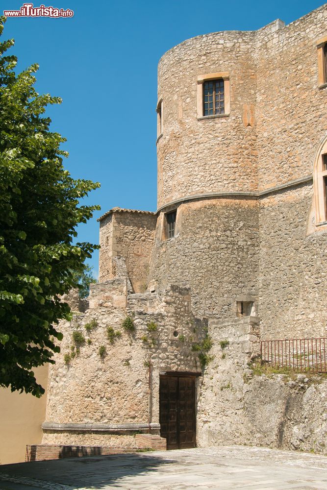Immagine la fortezza di Capestrano: il Castello Piccolomini in Abruzzo