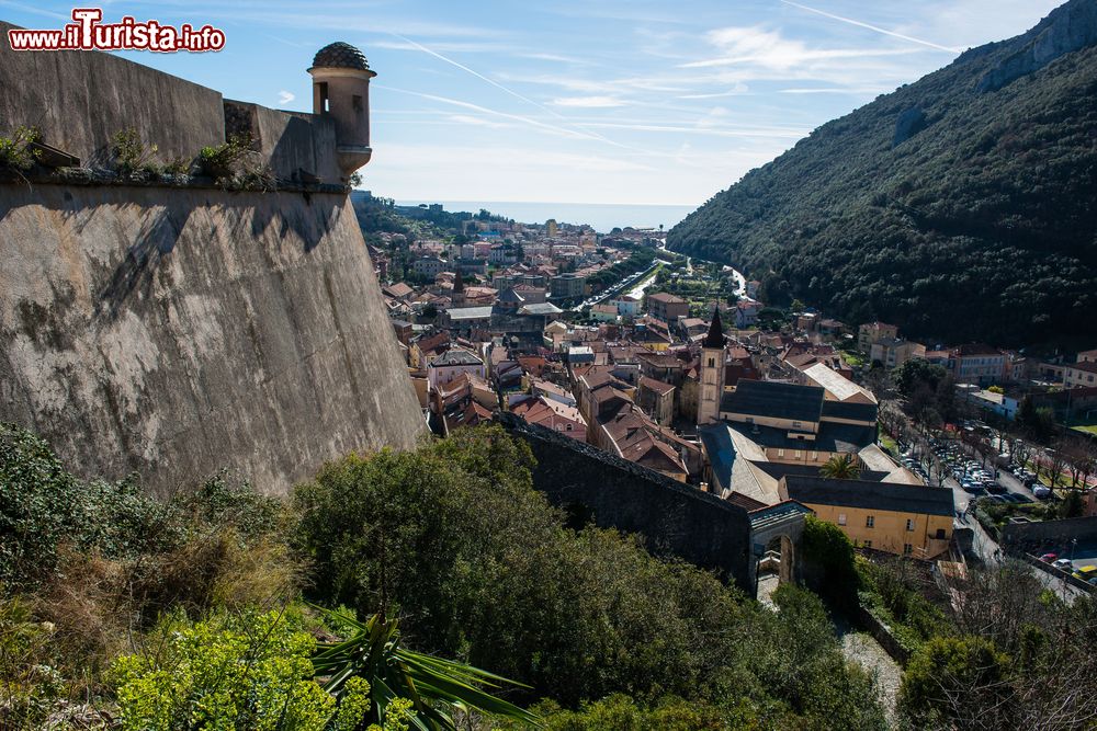 Immagine La fortezza di Castel San GIovanni, domina il centro storico di Finalborgo, Liguria