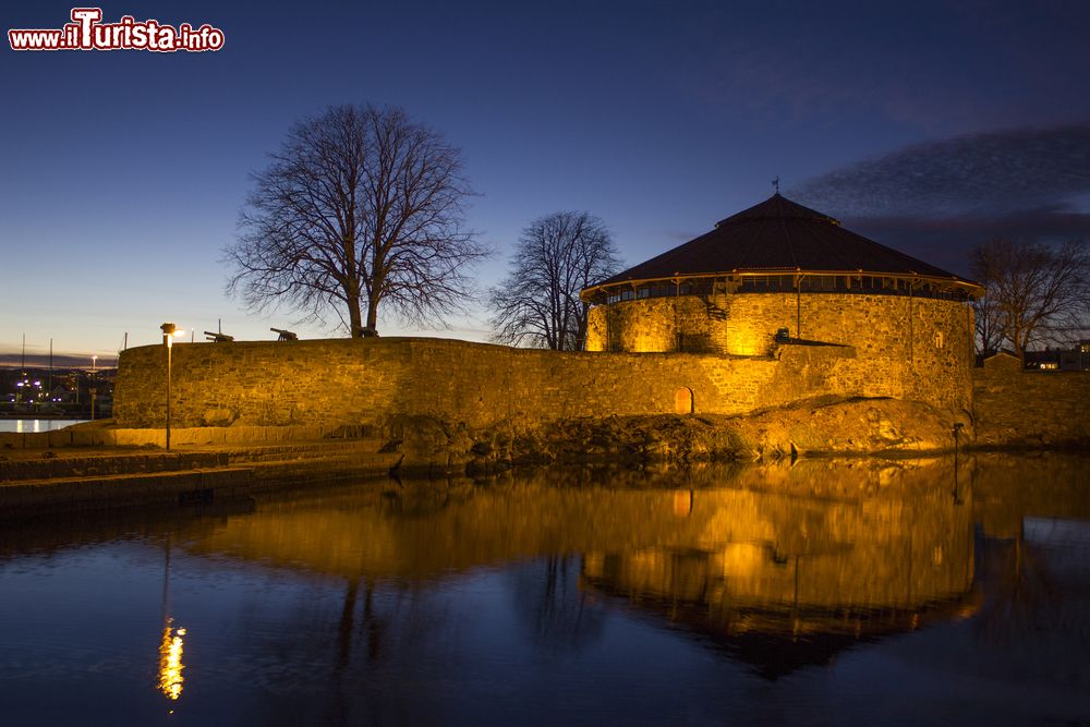 Immagine La fortezza di Christiansholm a Kristiansand, Norvegia, con le luci del tramonto. Da qui si gode una splendida vista sulla costa.