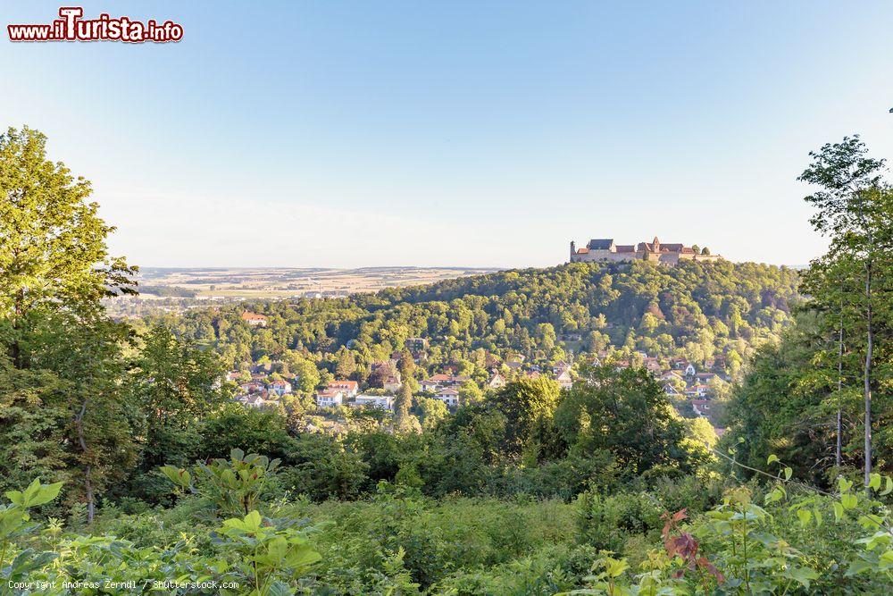 Immagine La fortezza di Coburgo, simbolo medievale di questo territorio della Germania. Veste Coburg non venne mai espugnata salvo durante la guerra dei Trent'Anni quando nel 1635, dopo mesi di assedio, il generale Guillaume de Lamboy, grazie ad una falsa lettera, prese in consegna la fortezza - © Andreas Zerndl / Shutterstock.com