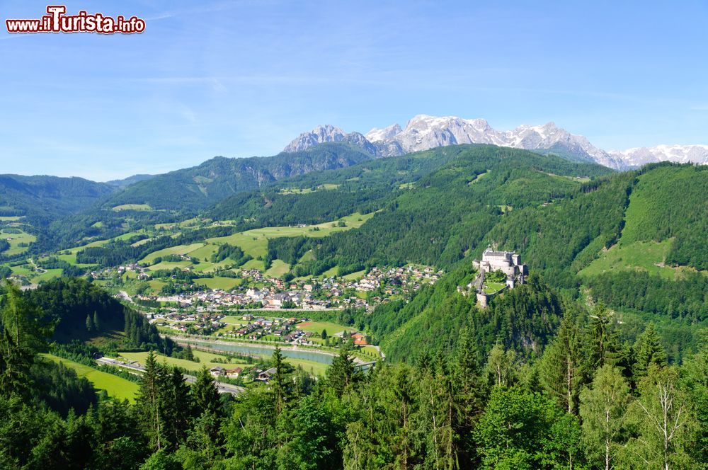 Immagine La fortezza di Hohenwerfen e la cittadina di Werfen, Austria. E' circondata dalla Alpi di Berchtesgaden e dai monti di Tennen.