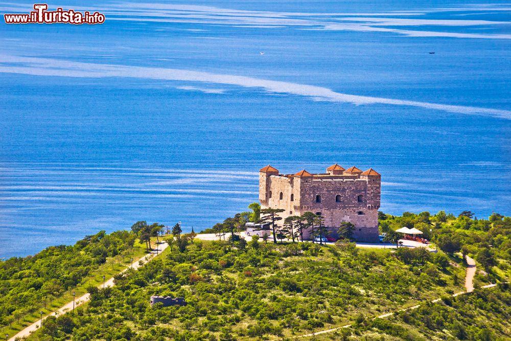 Immagine La fortezza di Nehaj vista dall'alto, canale del Velebit, Croazia.