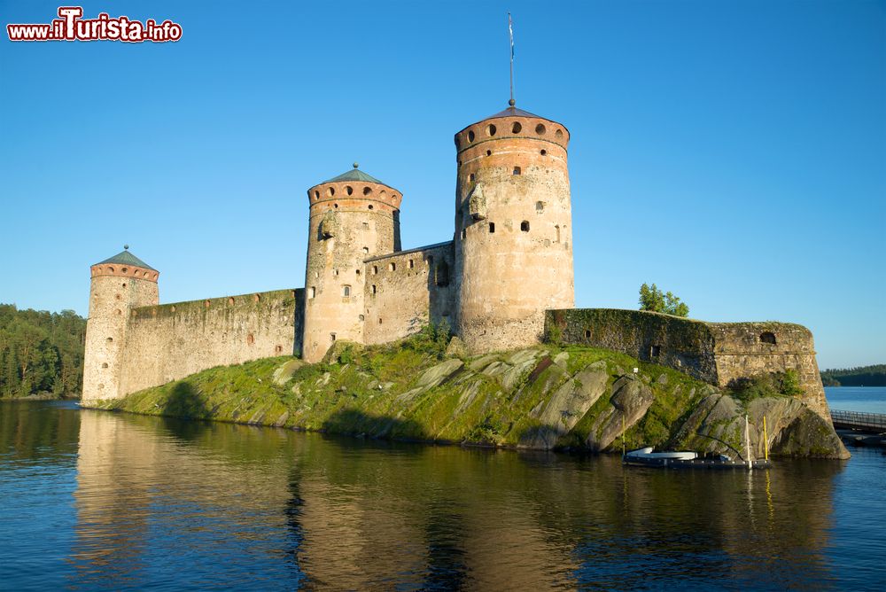 Immagine La fortezza di Olavinlinna fotografata al tramonto in agosto, Savonlinna (Finlandia). Fu dedicato a Olaf, santo norvegese vissuti nell'XI° secolo.