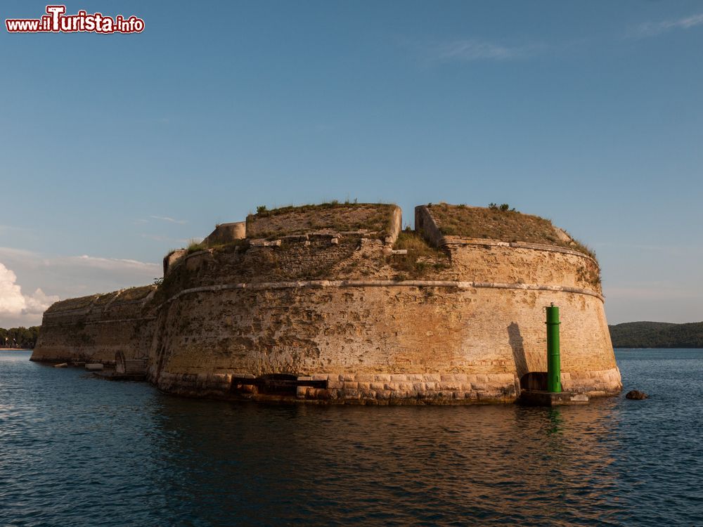 Immagine La fortezza di San Niccolò sul Mare Adriatico, all'ingresso del canale che conduce nel golfo di Sibenik, in Croazia.