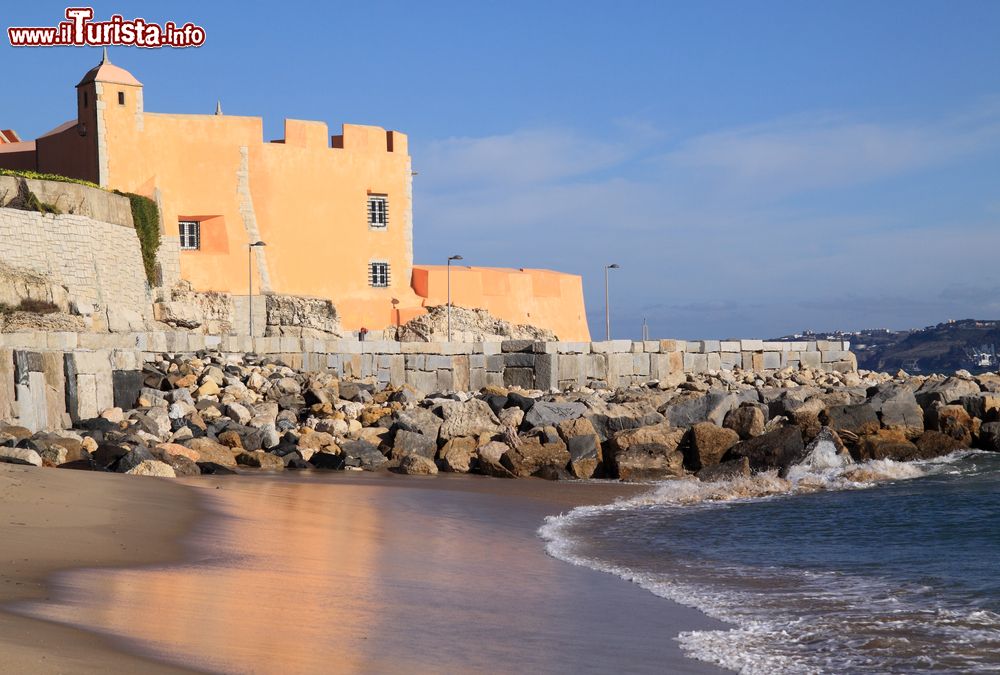 Immagine La fortezza di Sao Joao das Maias a Oeiras, Portogallo. Questa bella costruzione edificata lungo la costa risale al 1644.