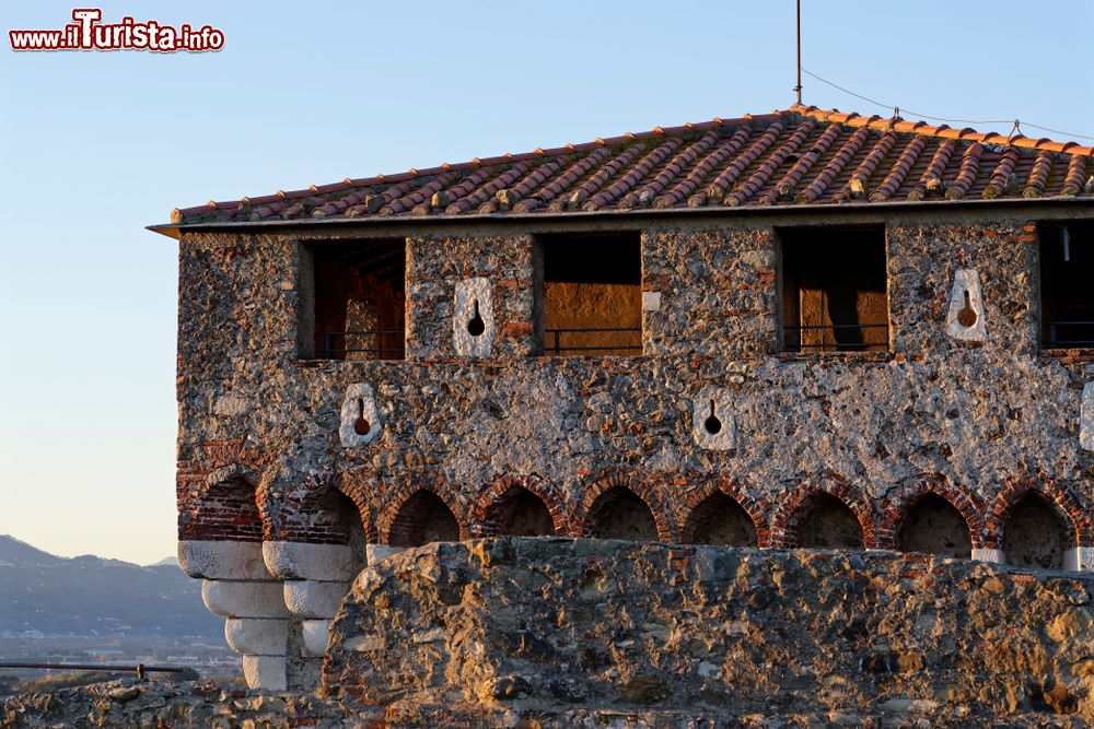 Immagine La fortezza di Sarzanello a Sarzana, piccolo villaggio vicio a La Spezia (Liguria). Questa fortificazione militare sorge sulla collina di Sarzanello, da cui prende il nome, e domina dall'alto la Val di Magra.