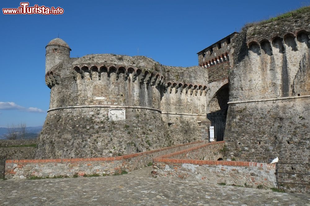 Immagine La fortezza di Sarzanello si tova vicino a Sarzana in Liguria. Spesso ospita eventi culturali come mostre e esposizioni artistiche.